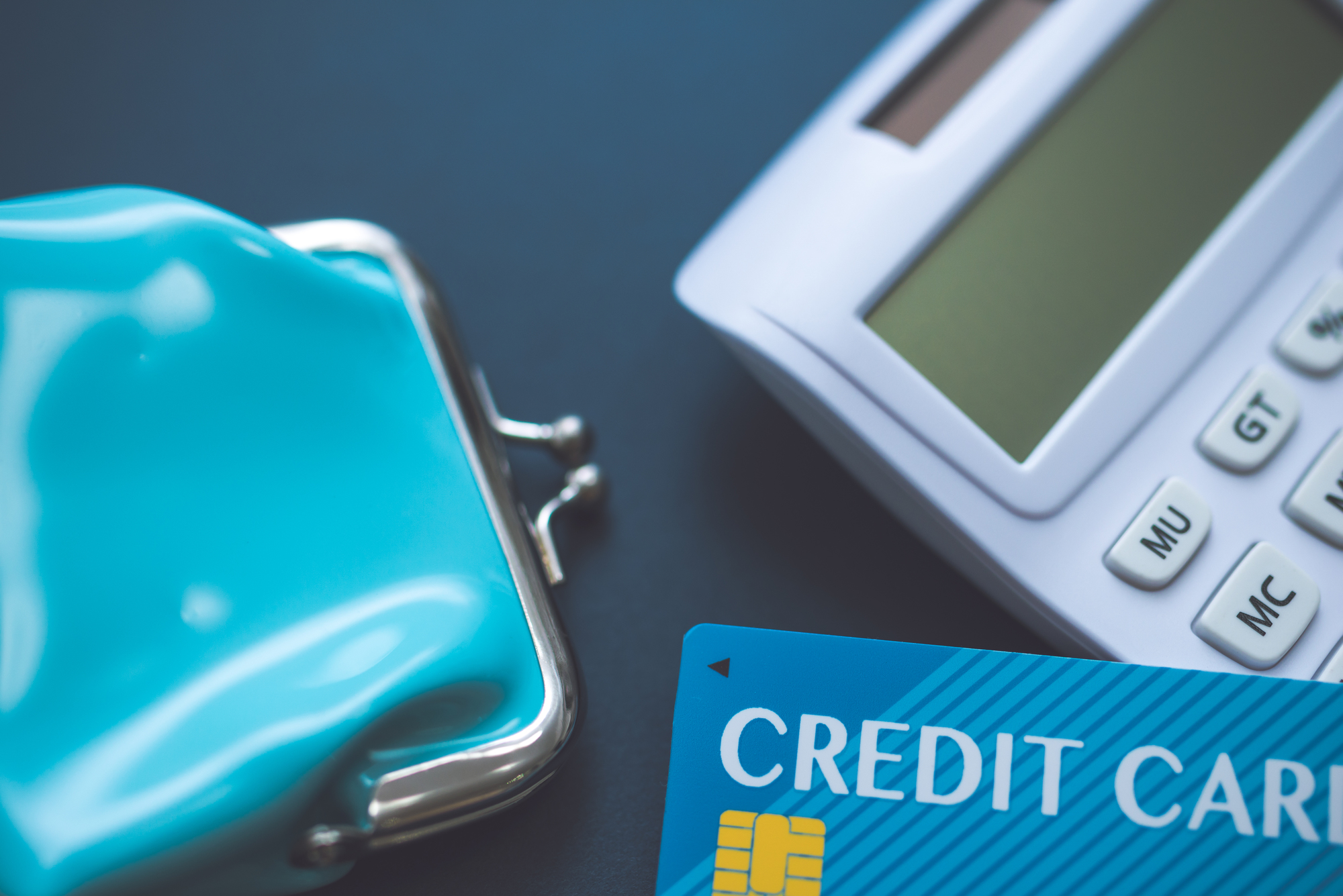 クレジットカードと財布と電卓